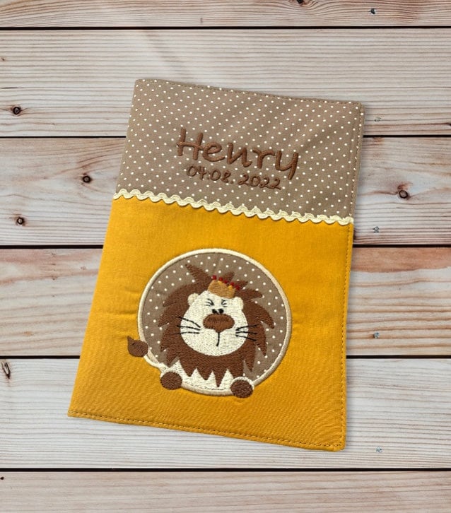 U-Heft-Hülle - Button Löwe - Personalisiert Mit Namen Und Datum Senf/Sand Impfpassfach U-Heft Untersuchungsheft von StoffperleHandmade
