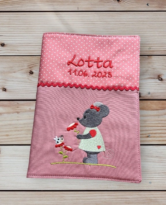 U-Heft-Hülle - Maus Mit Blume - Personalisiert Namen Und Datum Altrosa Impfpassfach U-Heft Untersuchungsheft U-Heft-Hülle - Maus Mit Blume - Personalisiert Namen Und Datum Altrosa Impfpassfach U-Heft Untersuchungsheft von StoffperleHandmade