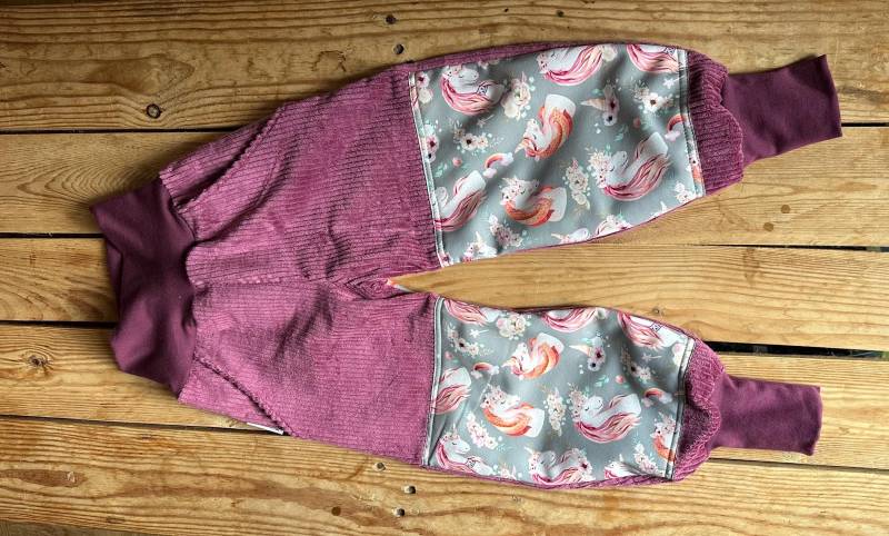 Cordhose Mit Softshellbesatz - Beere/Einhörner von Stoffremise