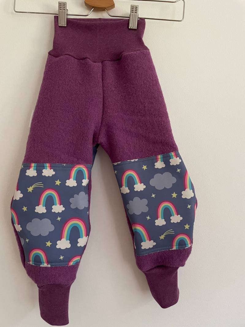 Wollwalkhose Für Kinder , Warm Und Robust Mit Softshellverstärkung , Beere/Regenbogen von Stoffremise