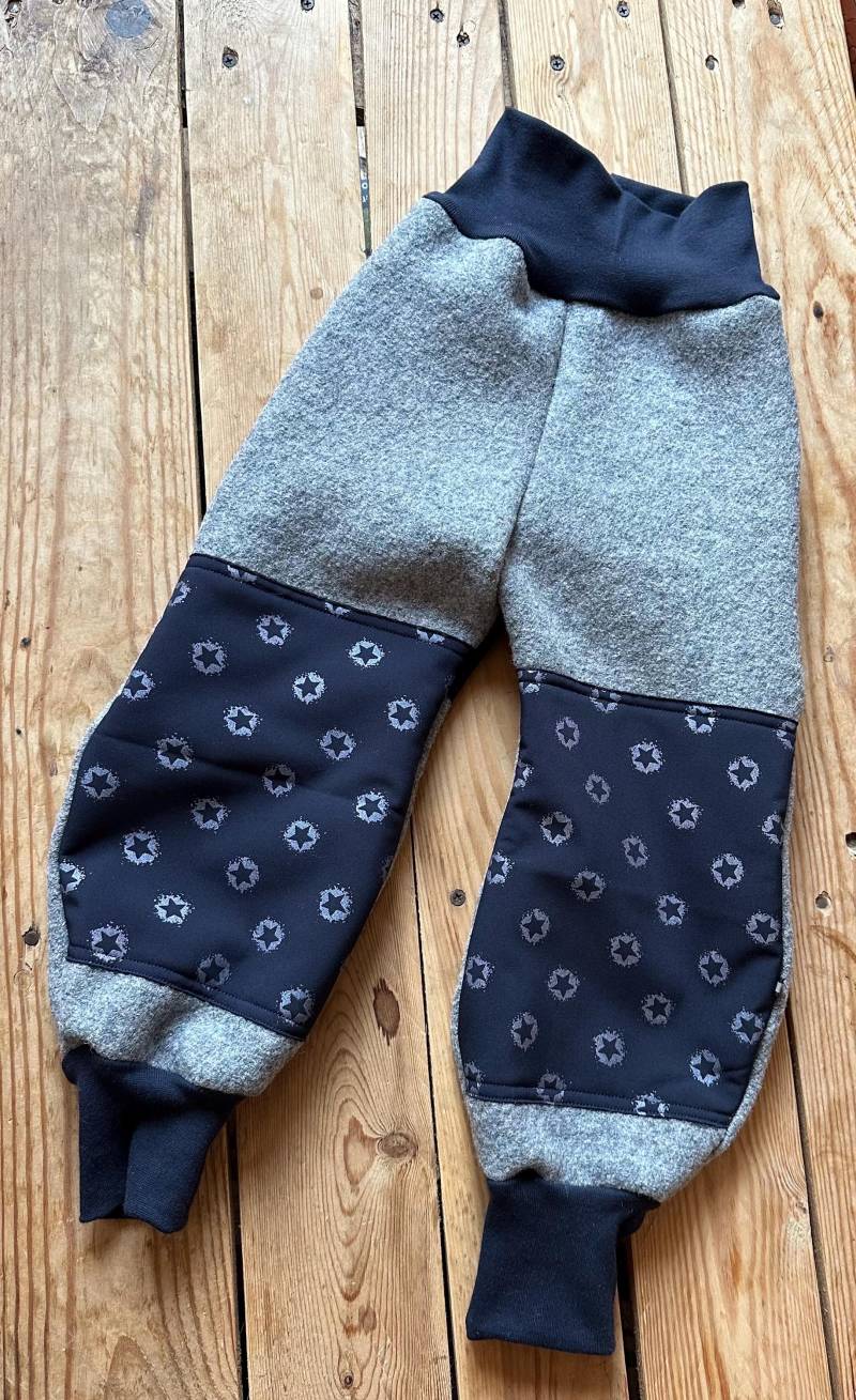 Wollwalkhose Für Kinder , Warm Und Robust Mit Softshellverstärkung , Grau/Leicht Reflektierende Sterne von Stoffremise