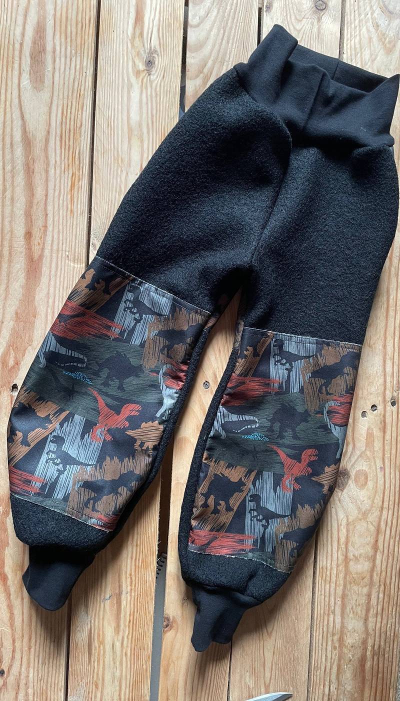 Wollwalkhose Für Kinder , Warm Und Robust Mit Softshellverstärkung, Schwarz/Dinosaurier von Stoffremise
