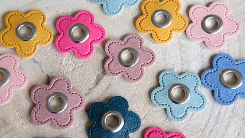 Ösenpatches 8mm Im 2Er Pack Blume Kordelpatches, Kunstlederösen, Lederpatches Ösenpatches 8mm Im 2Er Pack Blume Kordelpatches, Kunstlederösen, Lederpatches von Stoffstorch