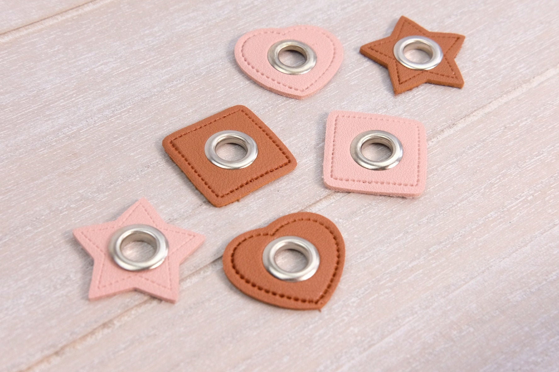 Ösenpatches Herz Stern 8mm Im 2Er Pack, Kordelpatches, Kunstlederöse Rosa Und Braun Ösenpatches Herz Stern 8mm Im 2Er Pack, Kordelpatches, Kunstlederöse Rosa Und Braun von Stoffstorch