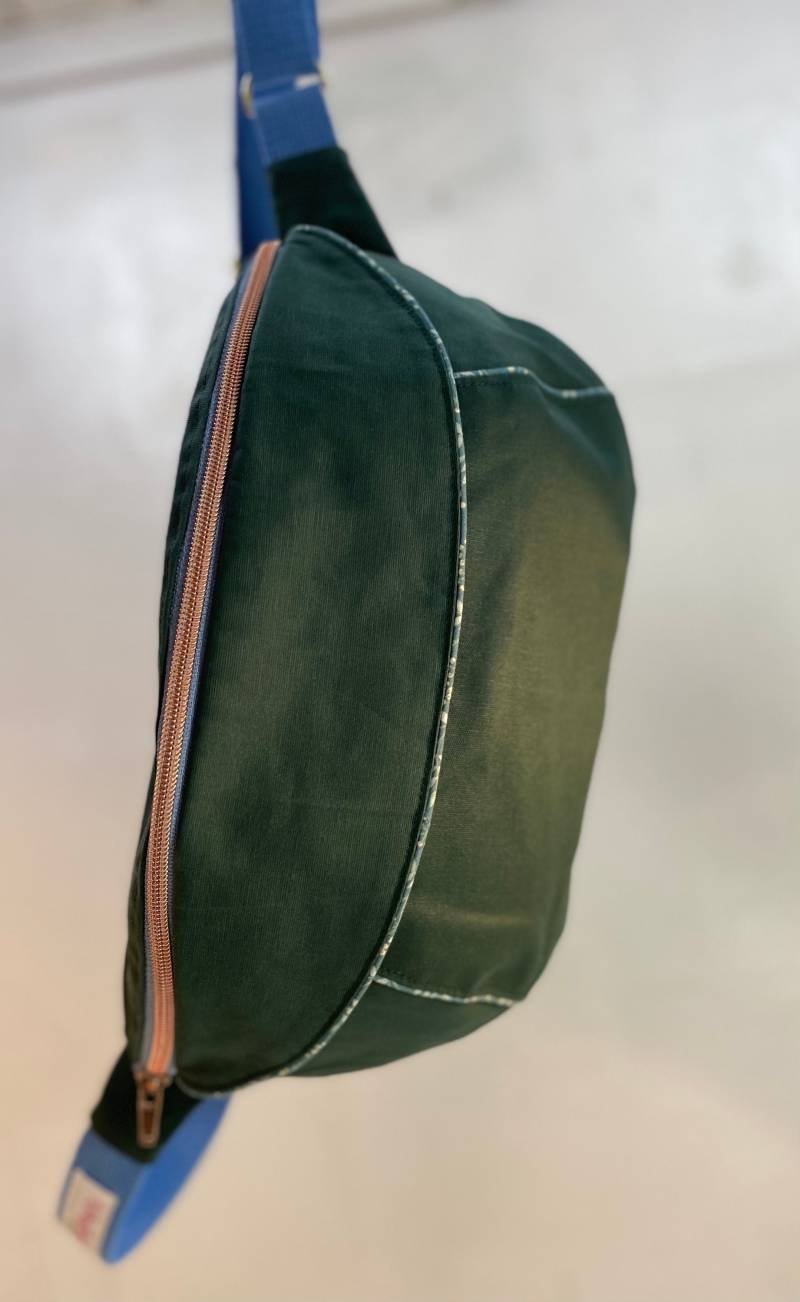 Bauchtasche Tasche Voll Glück Oilskin Flaschengrün Blumen von Stoffwechsel24