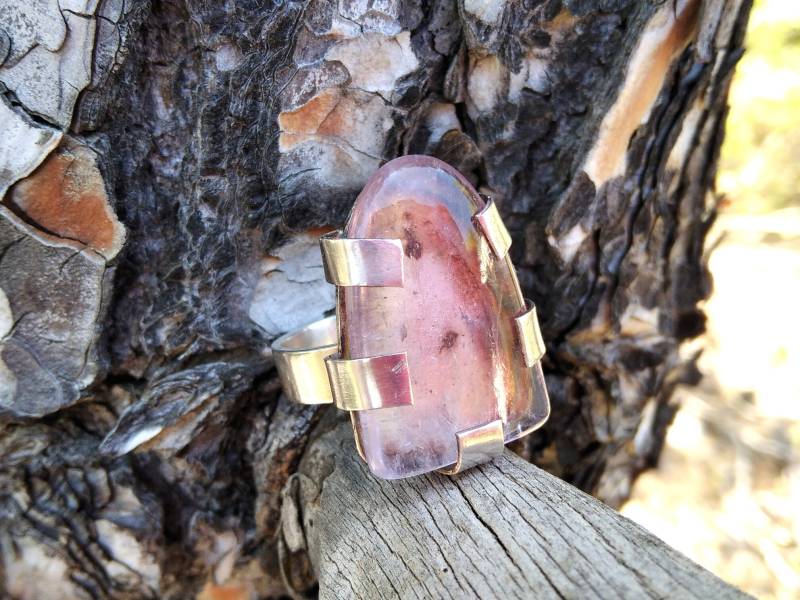 Handgefertigter Fluorit Ring Erzstein, Chakra Schmuck von StoixeioJewelry