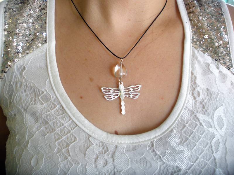 Handgefertigte Libellen-Halskette Sterlingsilber-Klarquarz-Anhänger von StoixeioJewelry