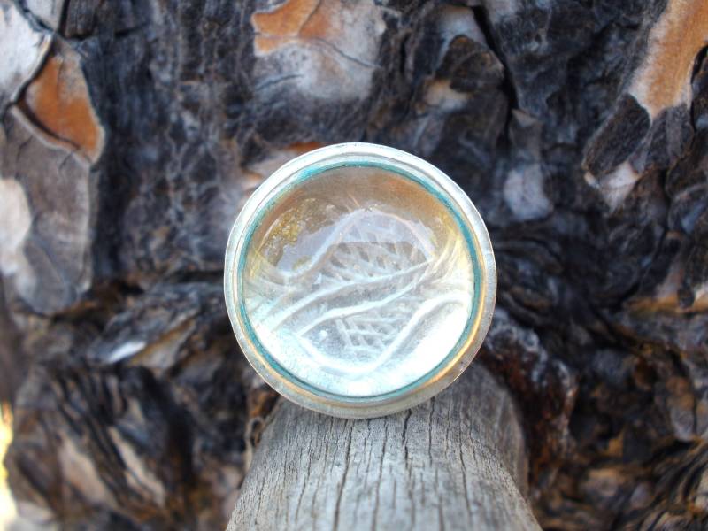 Handgravierte Intaglio Quarz Ring Sterling Silber Fisch Design von StoixeioJewelry