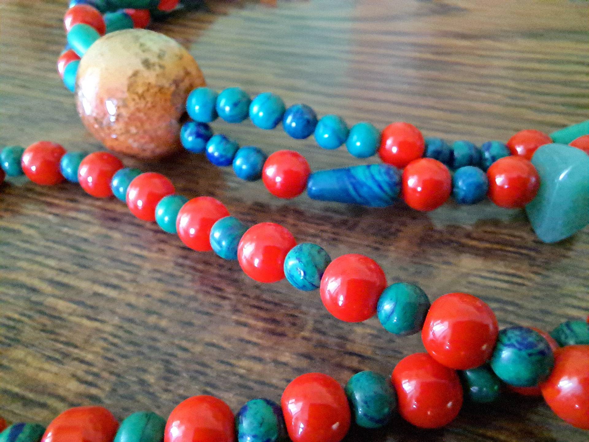 Malachit Kristall Und Koralle Lange Lariat Y-Halskette Mit Glasperlen, Meditationsschmuck von StoixeioJewelry