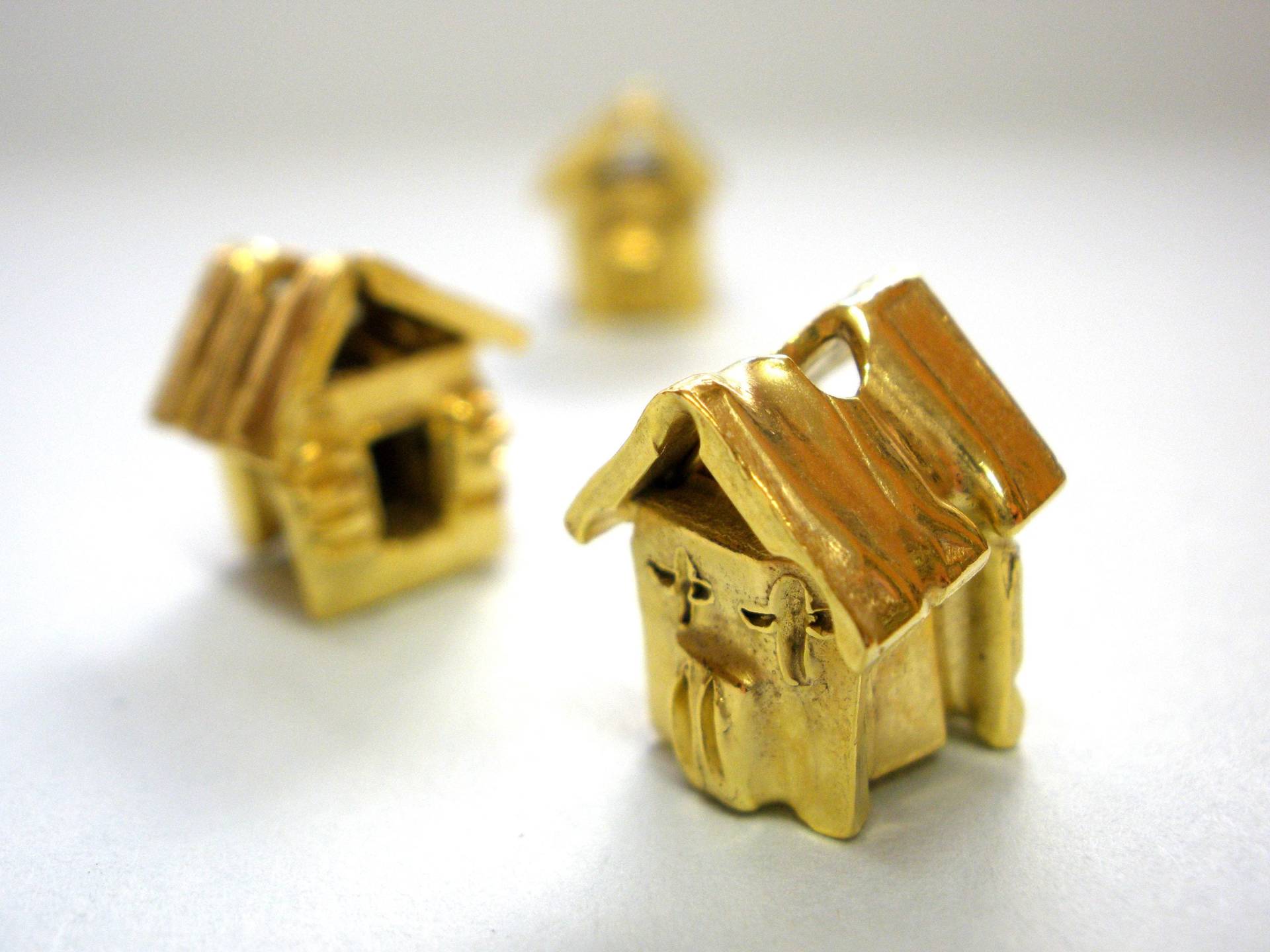 Miniatur Haus Halskette, Gold Beschichtet, Messing Anhänger, Schmuck Mikroskulptur, Glücksbringer von StoixeioJewelry