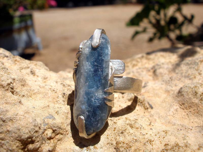 Roher Blauer Kyanit Ring Handgemachter Sterling Silber Boho Schmuck von StoixeioJewelry