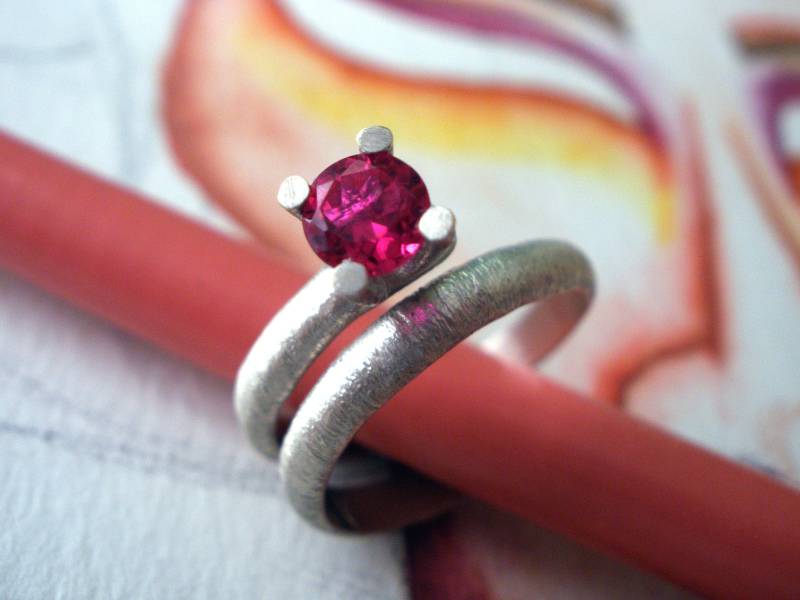 Rubin Zirkon Sterlingsilber Ring Stapelband von StoixeioJewelry