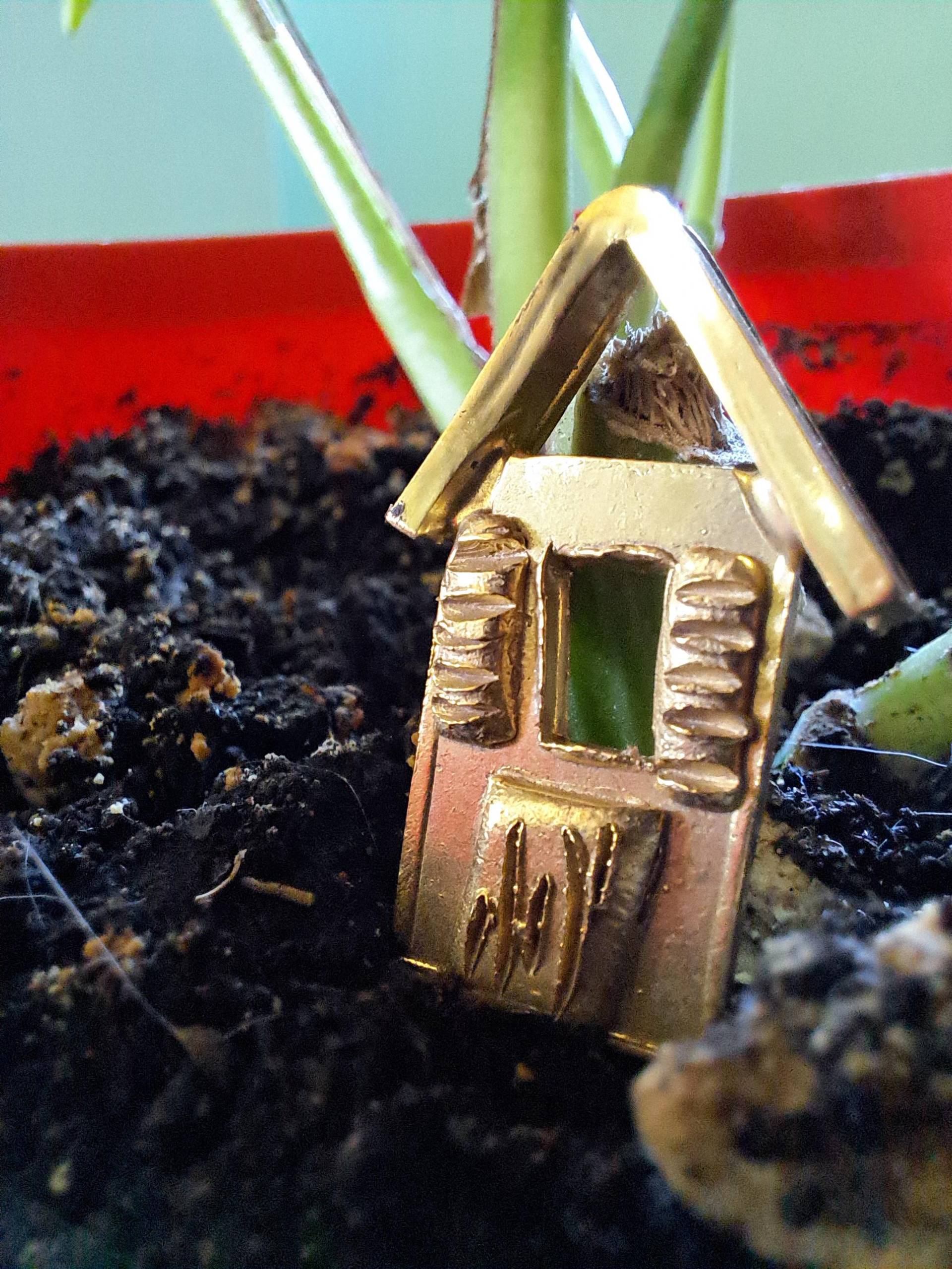 Vergoldete Haus Halskette Handgemachter Anhänger Aus Messing von StoixeioJewelry