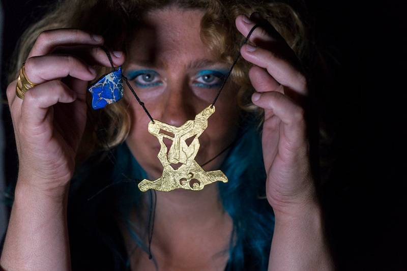 Handgemachter Vergoldeter Baum Anhänger Blaue Magnesit Edelstein Halskette von StoixeioJewelry