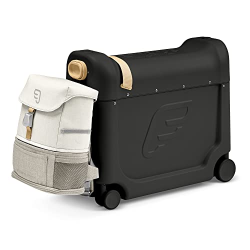 Stokke JetKids Reiseset, Black - Enthält Aufsitzkoffer & Bordbett + Verstellbares, leichtes & erweiterbares Crew Backpack - Reiseutensilien für Kids - Ideal für Kinder von 3-7 Jahren von Stokke