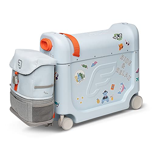 Stokke JetKids Reiseset, Blue - Enthält Aufsitzkoffer & Bordbett + Verstellbares, leichtes & erweiterbares Crew Backpack - Reiseutensilien für Kids - Ideal für Kinder von 3-7 Jahren von Stokke
