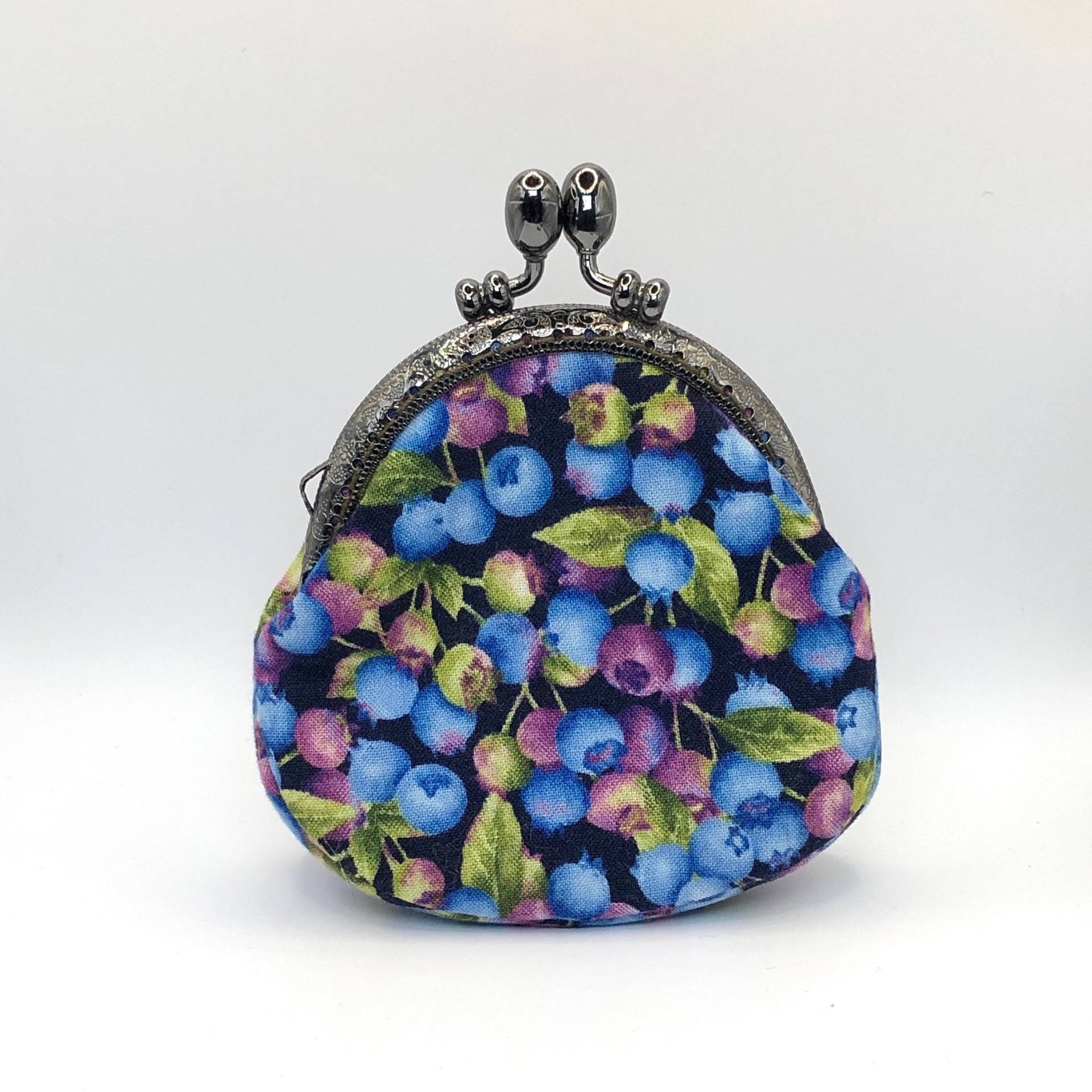 Blueberry, Handmade Coin Purse, Ladies Women Clip Fabric Wallet Bag von StoltzLaden