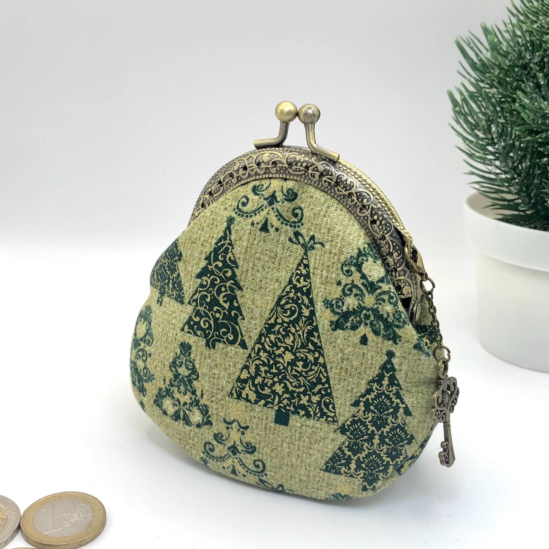 Christmas Coin Purse, Clasp Kiss Lock Small Wallet, Little Girl Frame Kisslock Cute Wallet von StoltzLaden