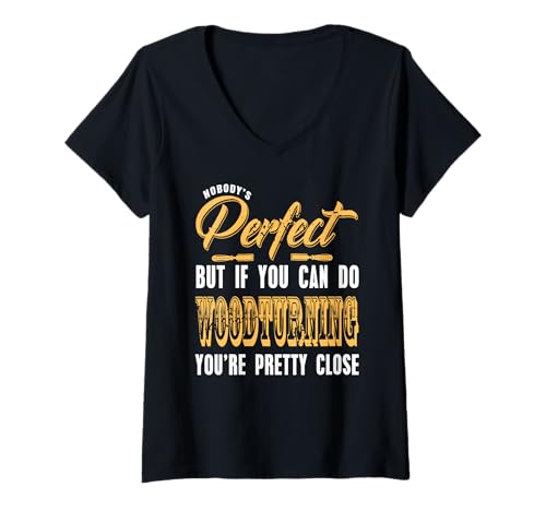 Damen Niemand Perfekt Lustig Holz Drechseln Humor Handwerk T-Shirt mit V-Ausschnitt Damen Niemand Perfekt Lustig Holz Drechseln Humor Handwerk T-Shirt mit V-Ausschnitt von Stolzer Drechsler Holzarbeit Witz Fans