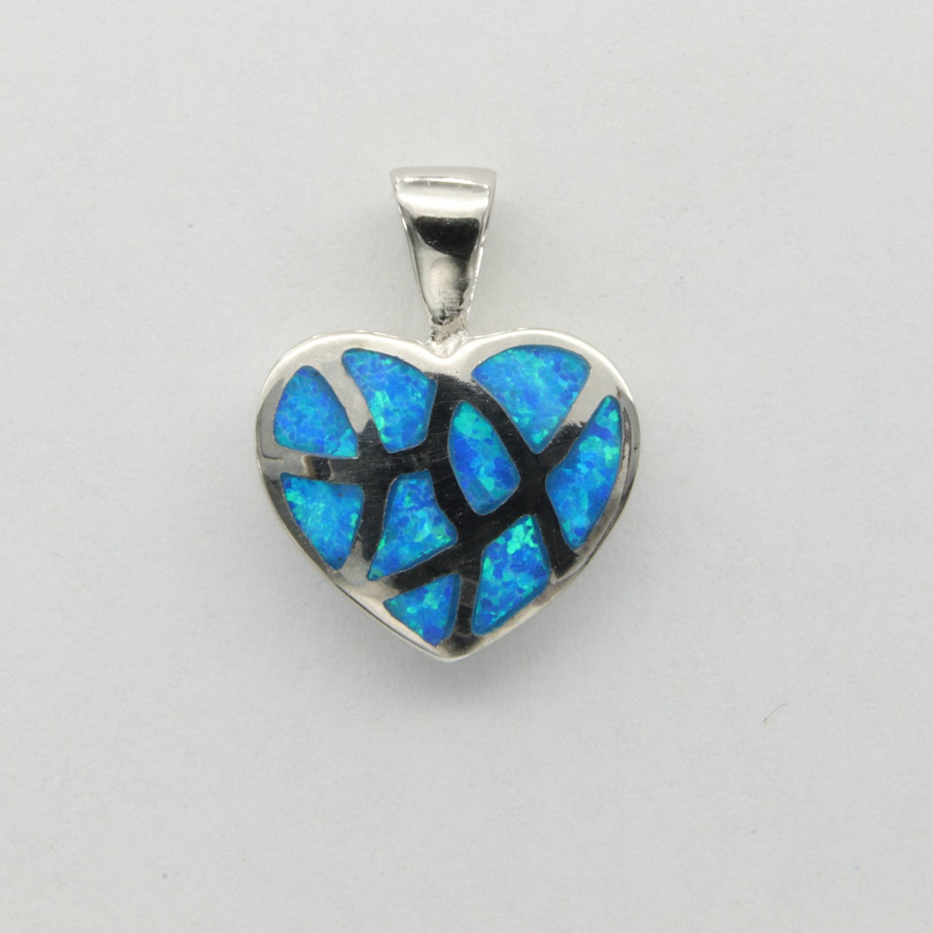 Blue Fire Opal Herz Anhänger - 925 Sterling Silber Mit Rhodium-Finish von StoneAndRox