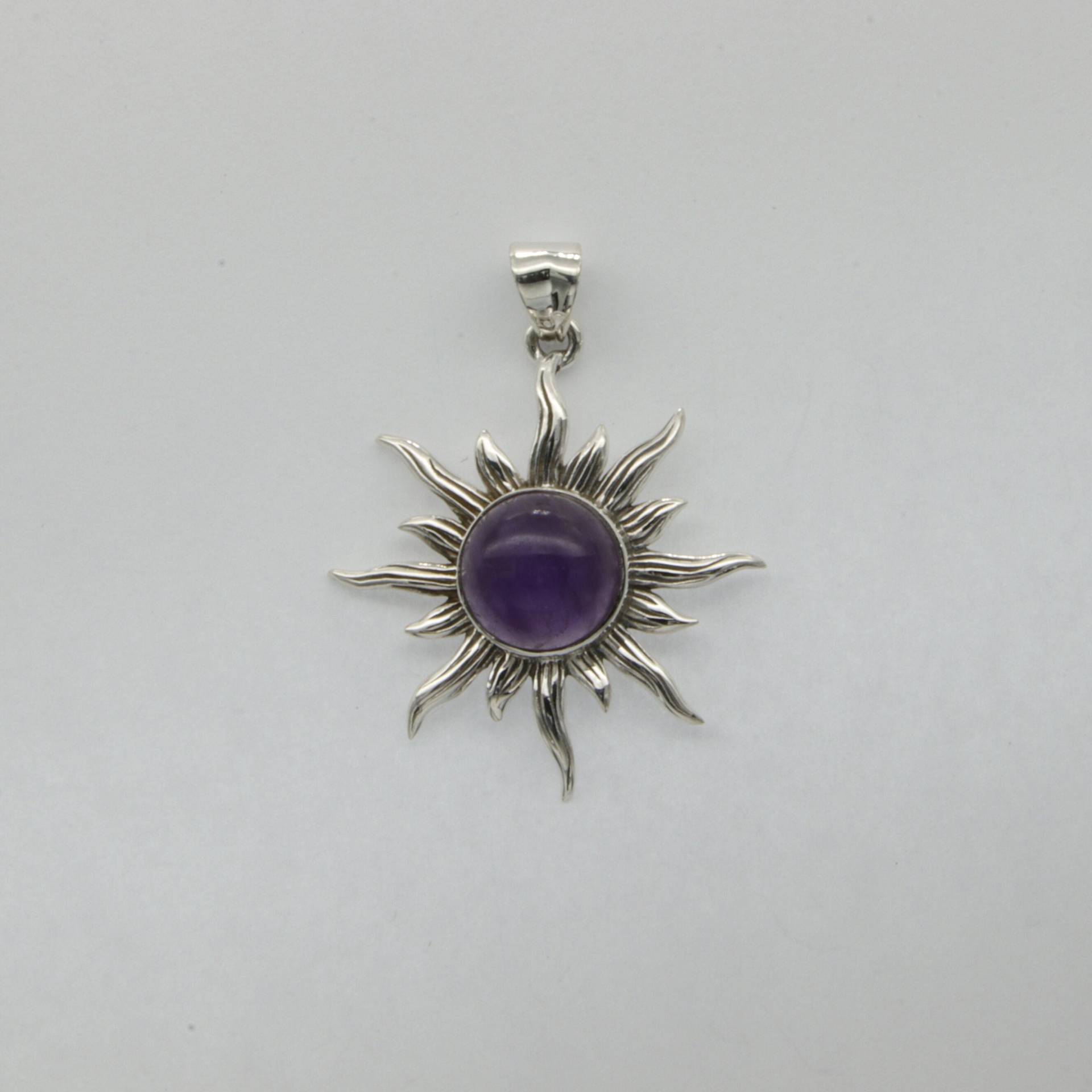 Echter Und Natürlicher Runder Lila/Violetter Amethyst Sonnenanhänger Aus Massivem 925 Sterling Silber von StoneAndRox