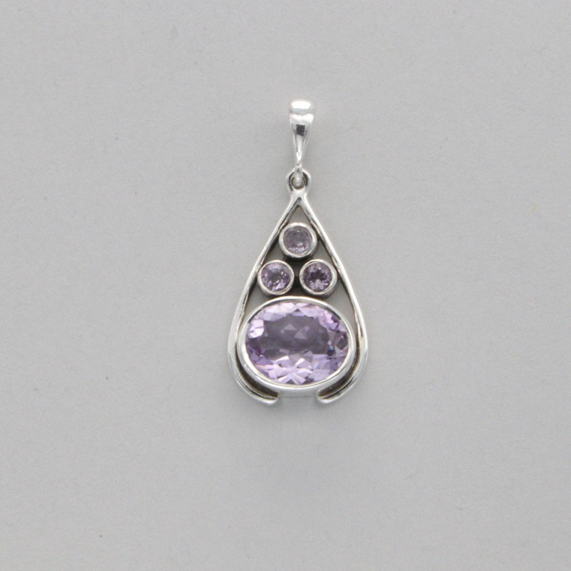 Facettierter Lila/Violetter Amethyst Ovaler Tropfen Anhänger Aus Massivem 925 Sterling Silber - Echter Und Natürlicher Edelstein von StoneAndRox