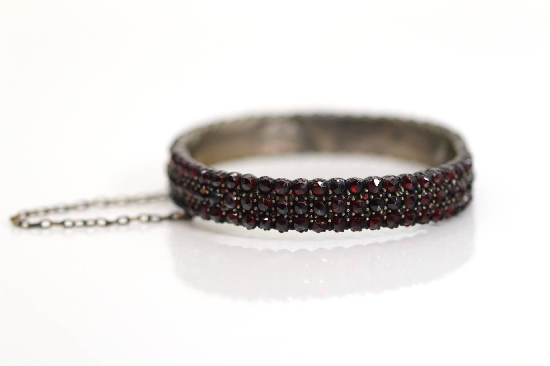 Antiker Böhmisch Granat Tombak Armreif, 3.-Reihig Handgefertigt Facettiert, L 16, 5cm von StoneBox94