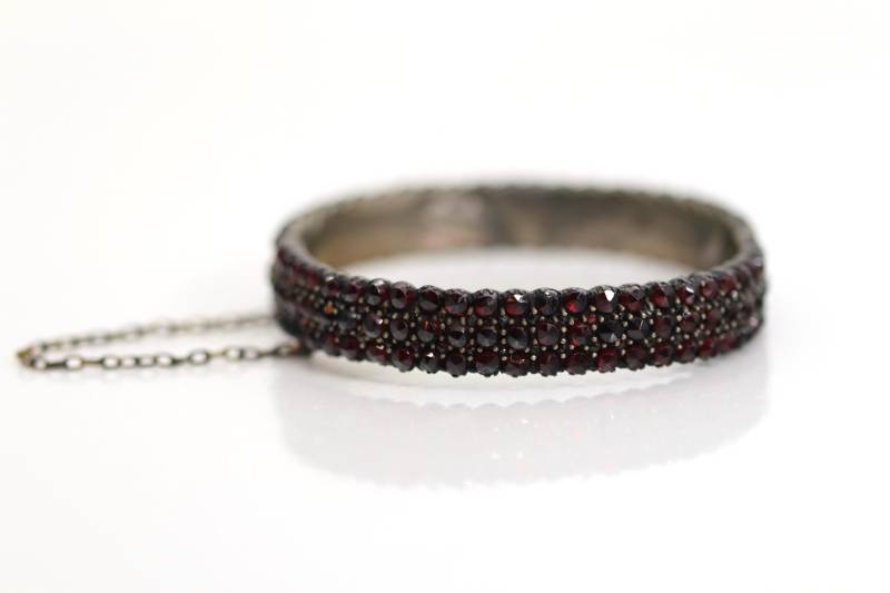 Antiker Böhmisch Granat Tombak Armreif, 3.-Reihig Handgefertigt Facettiert, L 16, 5cm von StoneBox94