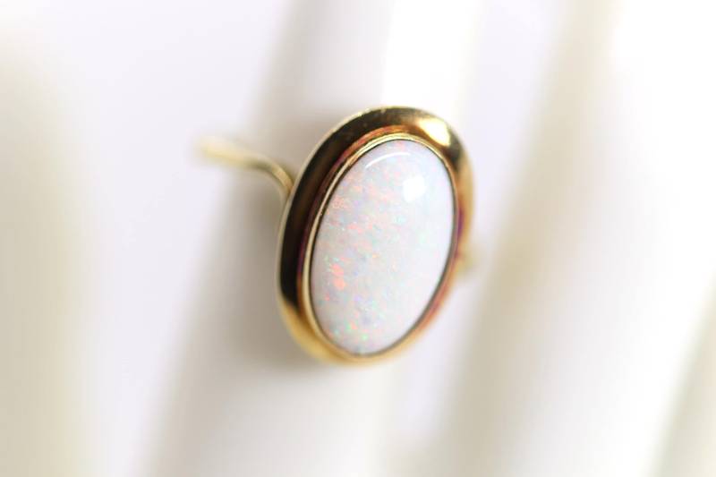 Damen Gelbgoldring Weißer-Opal 14Kt - 585, Oval Cabochon Körbchen, Rg. 52 Damen Gelbgoldring Weißer-Opal 14Kt - 585, Oval Cabochon Körbchen, Rg. 52 von StoneBox94