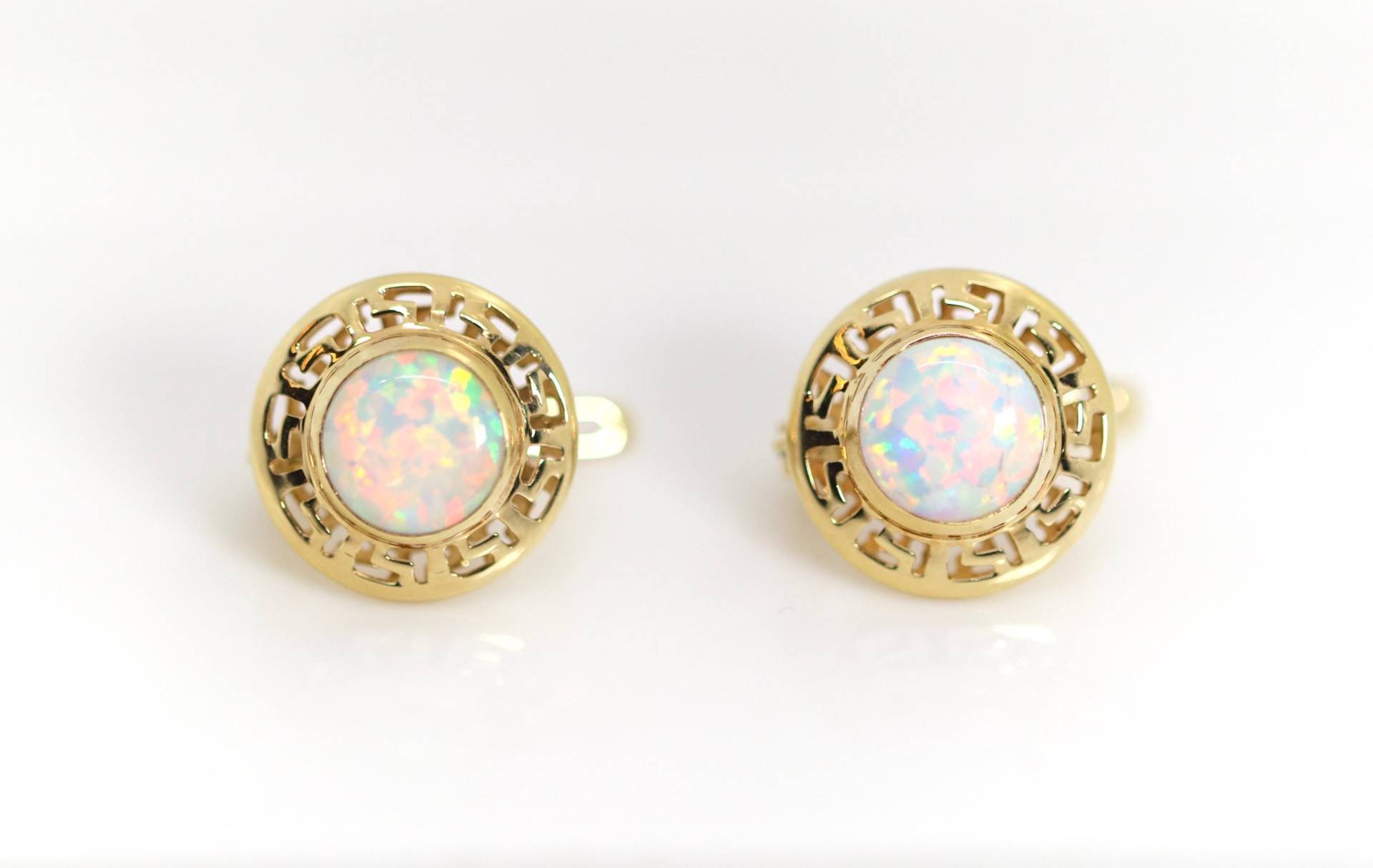 Gelbgold Ohrschmuck Weißer Opal 585 - 14Kt Cabochon Mäander Muster, Ø 1, 3cm von StoneBox94