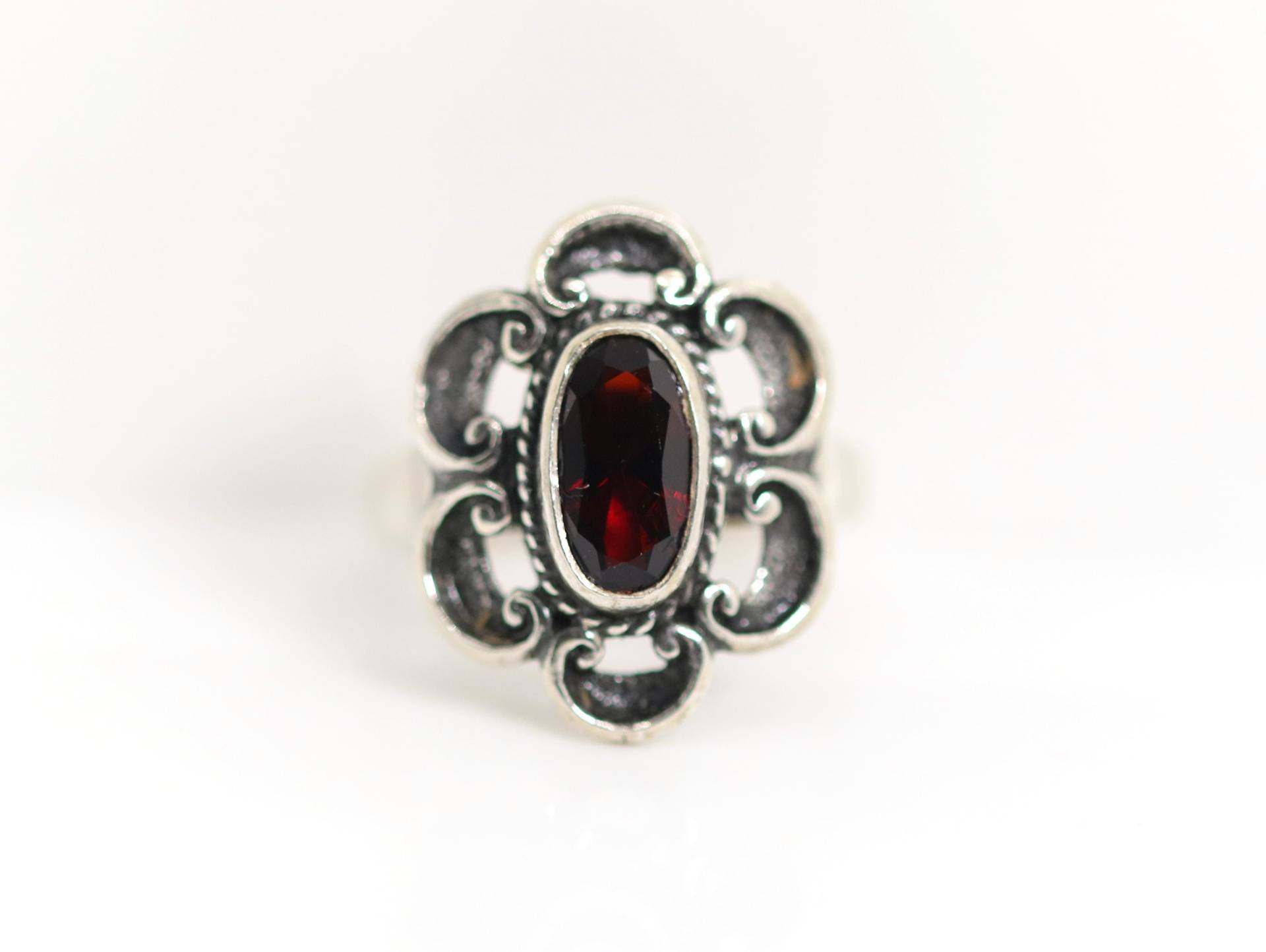 Vintage 835 Silberring Tracht Blume Ornament Granat Länglich Oval, Gr. 55 von StoneBox94
