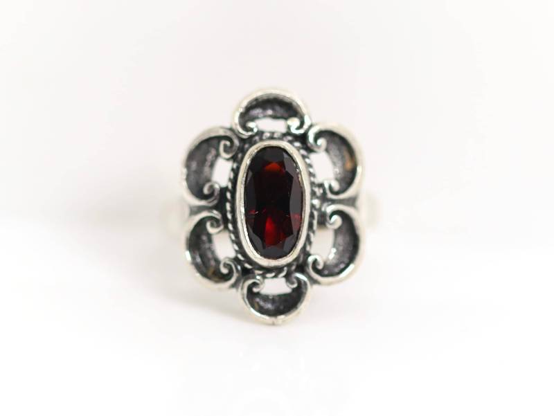 Vintage 835 Silberring Tracht Blume Ornament Granat Länglich Oval, Gr. 55 von StoneBox94