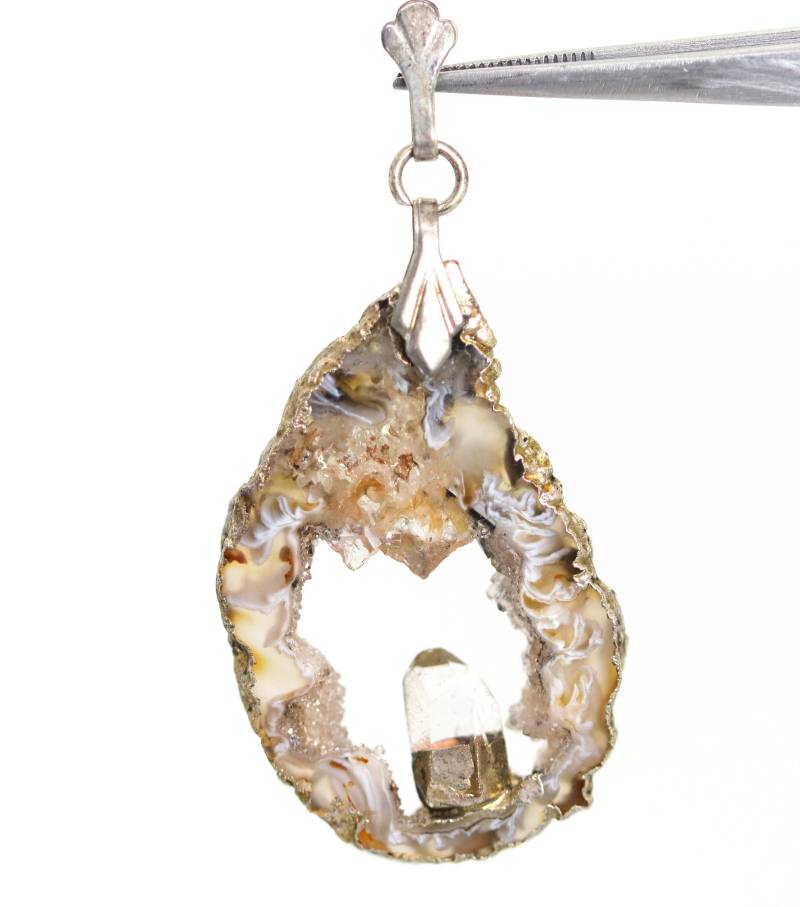 Vintage Anhänger Bergkristall Druse Geode Damen + Metall Öse, L 4, 2cm von StoneBox94