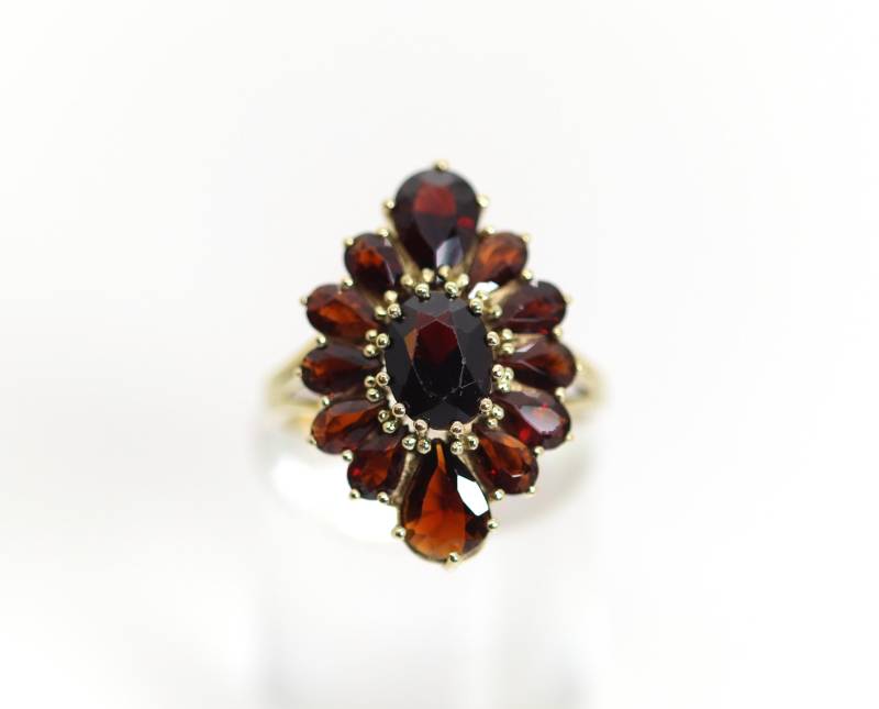Vintage Damenring Gelbgold Granat 8Kt - 333 Ch-Punze, Stern Blume Kranz, Gr. 54 Vintage Damenring Gelbgold Granat 8Kt - 333 Ch-Punze, Stern Blume Kranz, Gr. 54 von StoneBox94