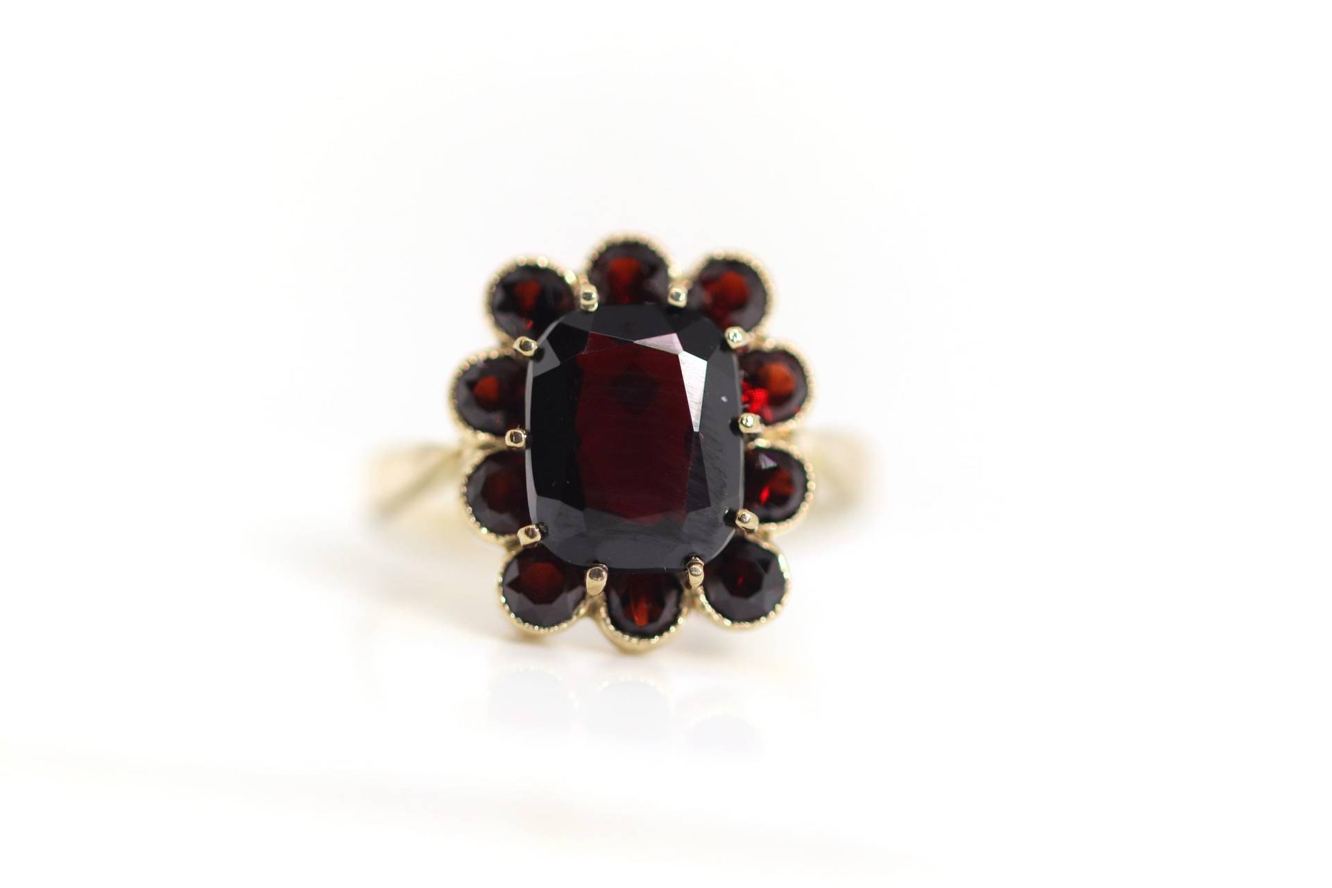 Vintage Gelbgold Granat Ring 333 - 8Kt, Kissen & Rundschliff Kranz, Gr. 56 von StoneBox94