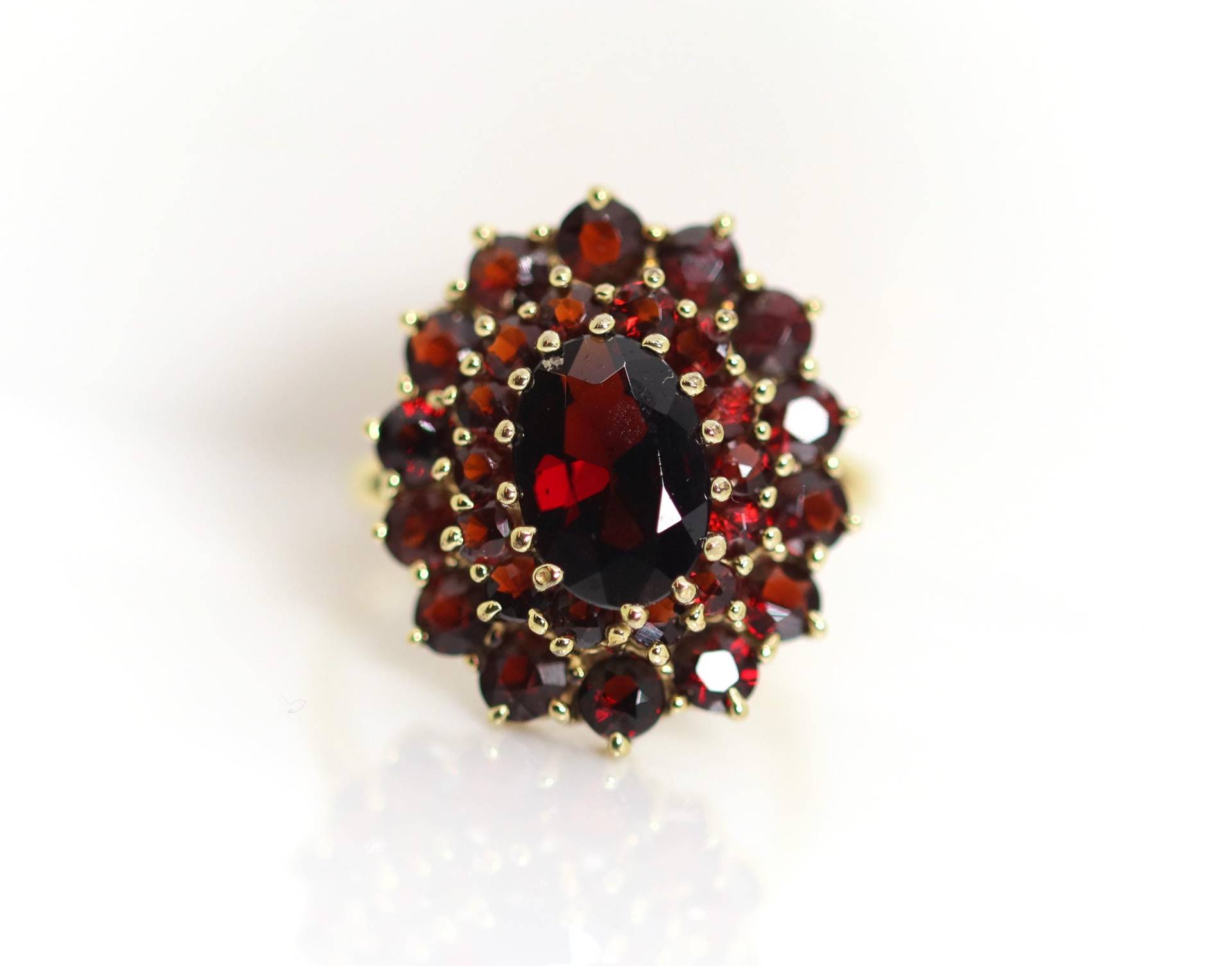 Vintage Granat Gelbgold Damenring 8Kt - 333 Stern Kranz, Gr. 56 Vintage Granat Gelbgold Damenring 8Kt - 333 Stern Kranz, Gr. 56 von StoneBox94