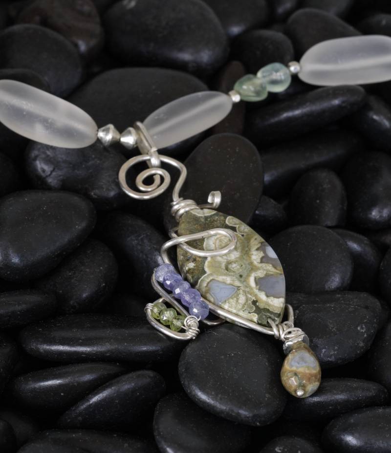 Einzigartige Edelsteinhalskette Mit Sterling Silber Draht Umwickelt Anhänger Einzigartige Edelsteinhalskette Mit Sterling Silber Draht Umwickelt Anhänger von StoneBrokeCreations