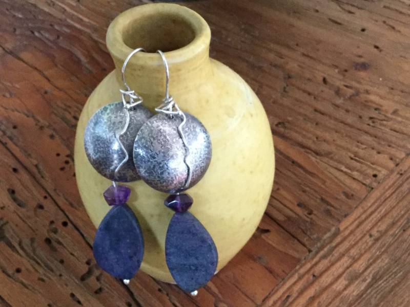 Einzigartige Gehämmerte Sterling Silber & Amethyst Ohrringe Einzigartige Gehämmerte Sterling Silber & Amethyst Ohrringe von StoneBrokeCreations