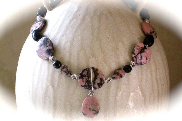 Elegante Rhodonit, Onyx Und Sterling Silber Halskette Elegante Rhodonit, Onyx Und Sterling Silber Halskette von StoneBrokeCreations