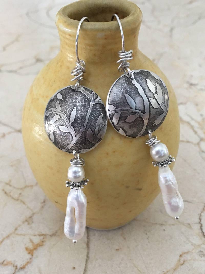 Geätzte Sterling & Perle Ohrringe Geätzte Sterling & Perle Ohrringe von StoneBrokeCreations