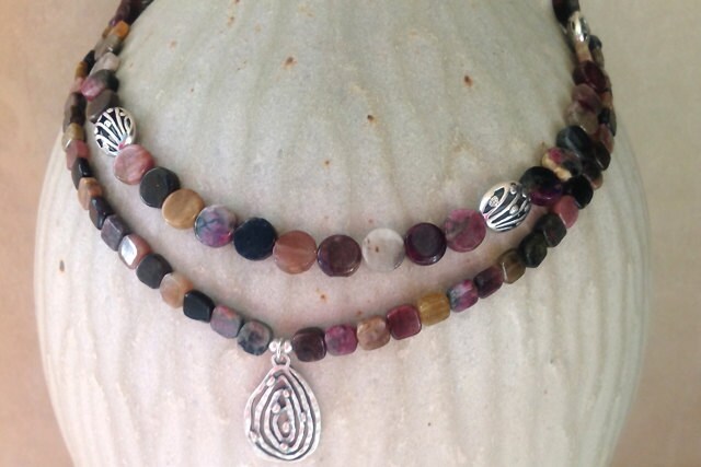 Glänzende Turmalin & Sterling Doppelstrang Halskette Mit Anhänger von StoneBrokeCreations