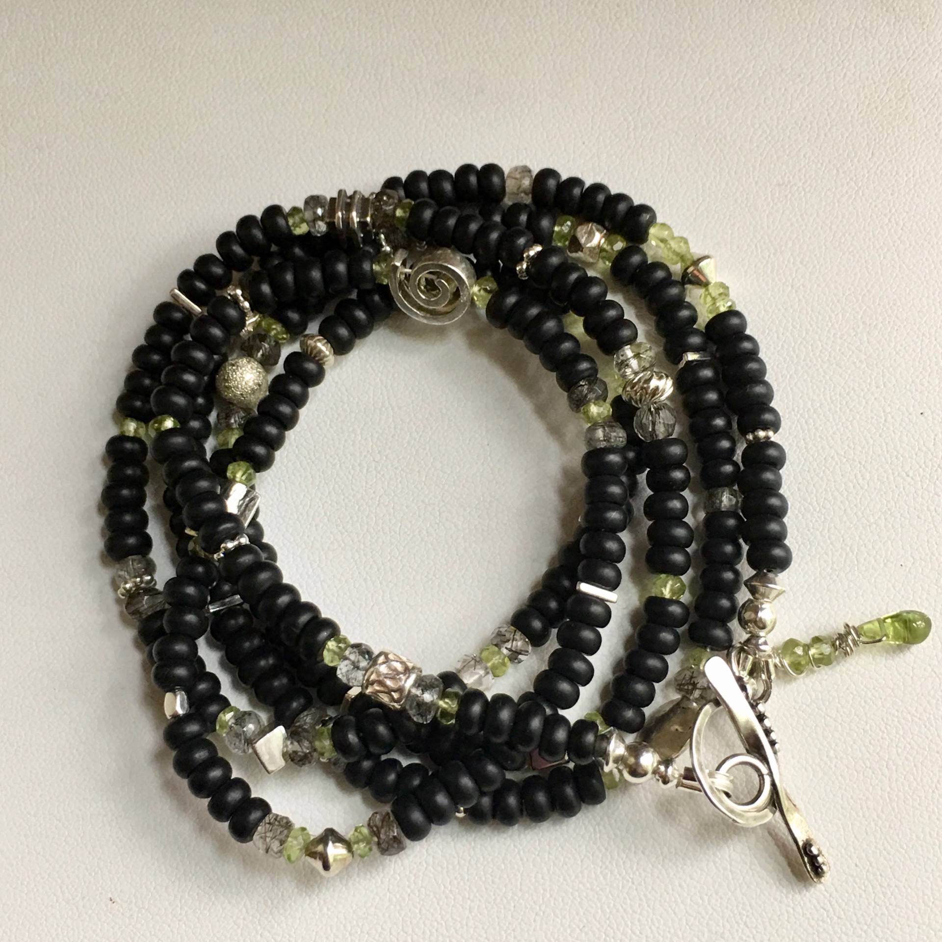 Onyx, Peridot Und Sterling Silber Wrap Armband Onyx, Peridot Und Sterling Silber Wrap Armband von StoneBrokeCreations