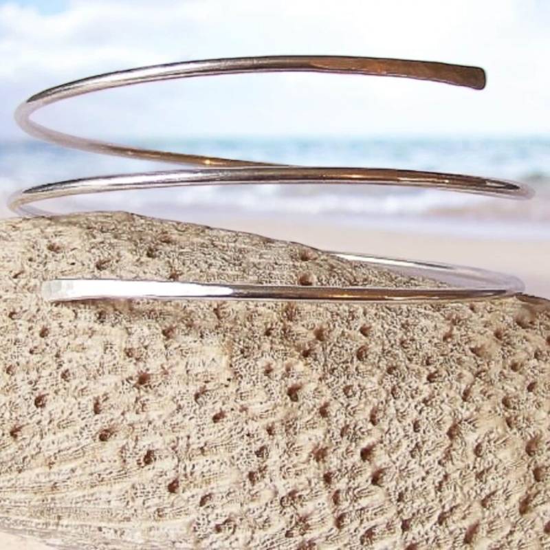 Silber Armmanschette - Triple Coil Minimalist Strukturarmband Edelstahl Oberarm Armband von StoneDelite