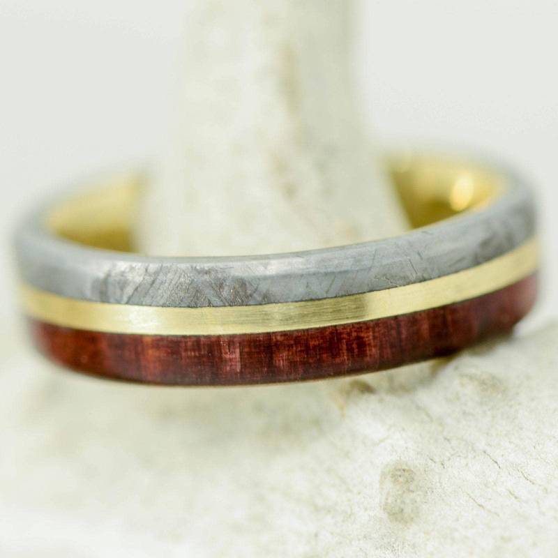 Geätztes Muonionalusta Meteorit, Blutholz, & Gold - Stone Forge Studios von StoneForgeStudios