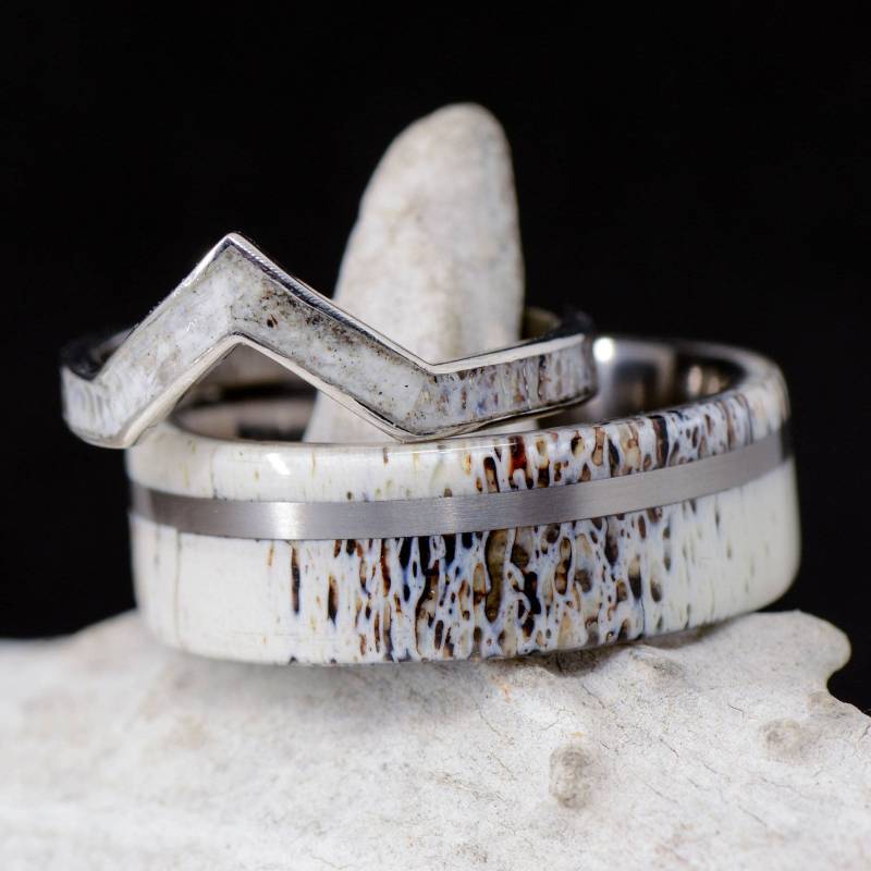 Geweih Und Metall V-Ring - Stone Forge Studios von StoneForgeStudios