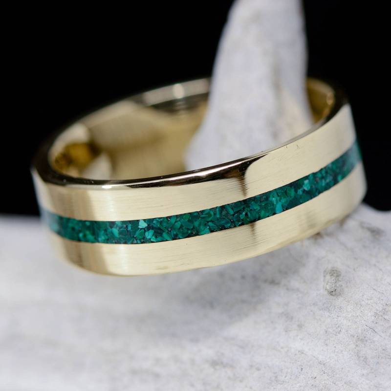 Grüner Malachit Eingefasst in Gold Band - Stone Forge Studios von StoneForgeStudios