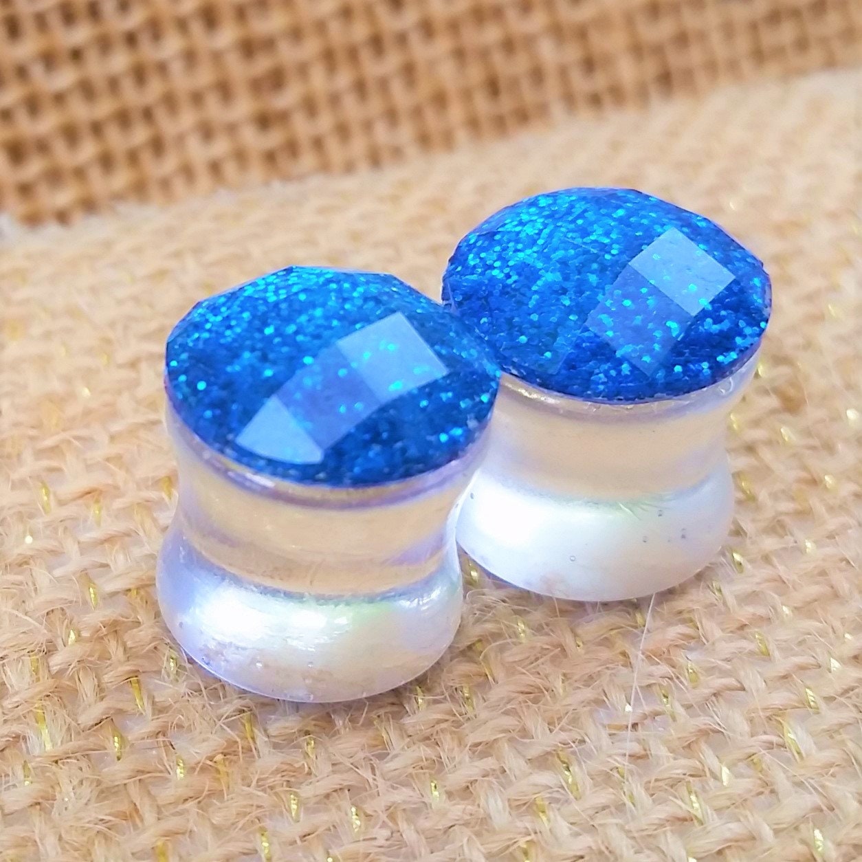 12 Mm Blau Glitzer Ohrstecker Paar Facettierte Himmelblaue Sparkle Cabochon Top Klar Acryl Double Flared Ohrringe Größe 1/2 Zoll 12 Mm Blau Glitzer Ohrstecker Paar Facettierte Himmelblaue Sparkle Cabochon Top Klar Acryl Double Flared Ohrringe Größe 1/2 Zoll von StoneFoxArts