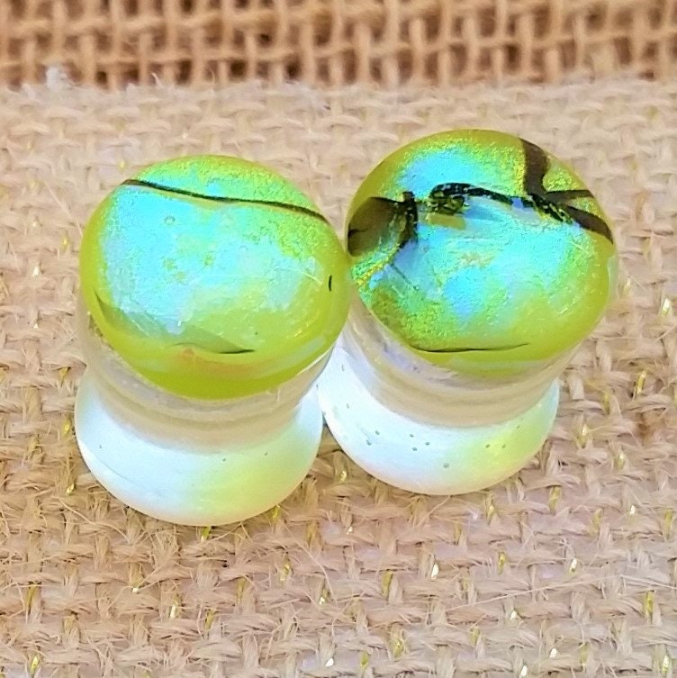 12 Mm Glas Handgemachte Gauges Ohr Plugs Abstrakter Gelber Regenbogen in Dichroic Klarem Harz Doppelt Ausgestellte Plugs Größe Oder 1/2 Zoll 12 Mm Glas Handgemachte Gauges Ohr Plugs Abstrakter Gelber Regenbogen in Dichroic Klarem Harz Doppelt Ausgestellte Plugs Größe Oder 1/2 Zoll von StoneFoxArts