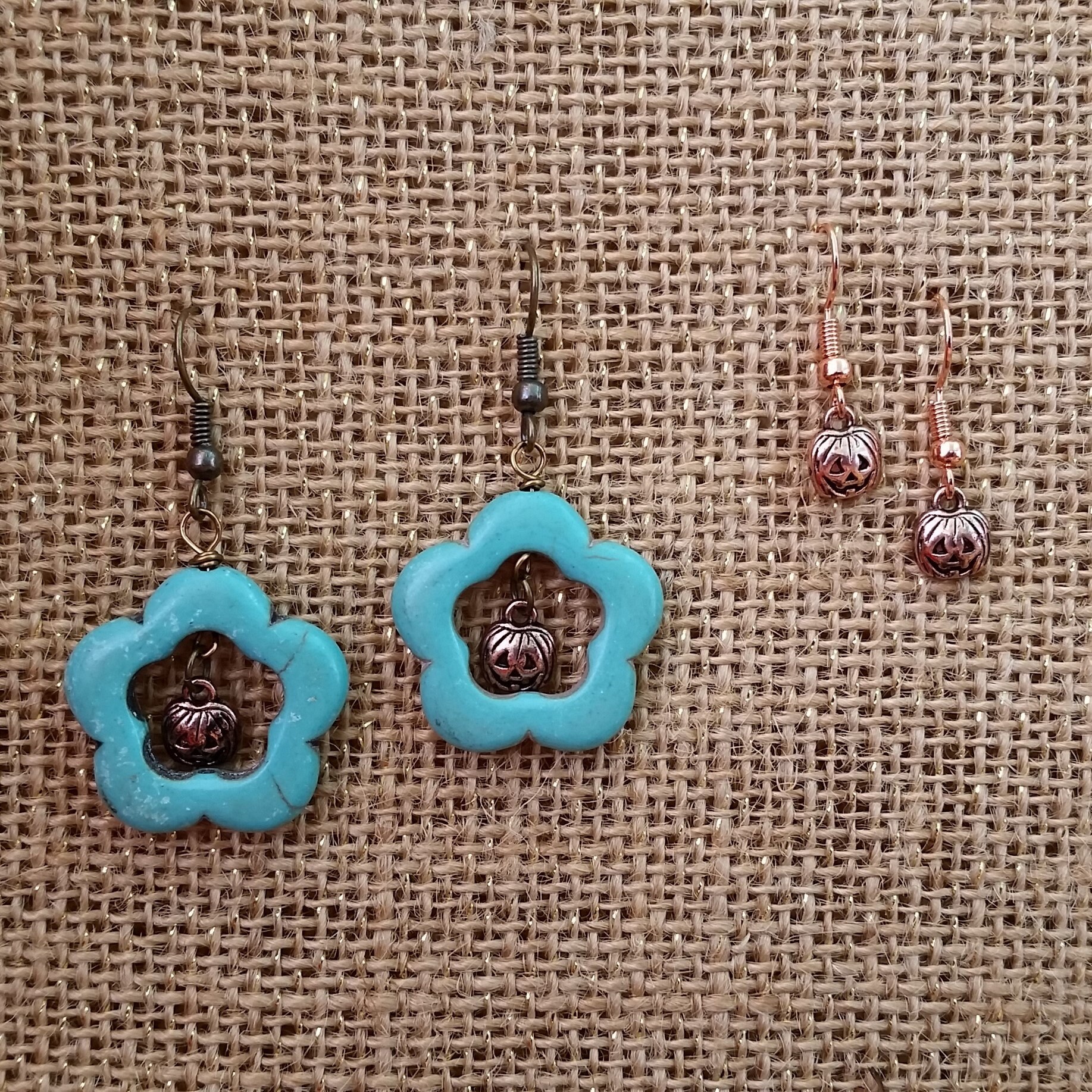 Kleine Kürbis Ohrringe Türkis & Kupfer Stein Blume Geformte Flache Creolen Mit Winzigen Antik Bronze Kürbissen Oder Kleine Kürbis Ohrringe Türkis & Kupfer Stein Blume Geformte Flache Creolen Mit Winzigen Antik Bronze Kürbissen Oder von StoneFoxArts