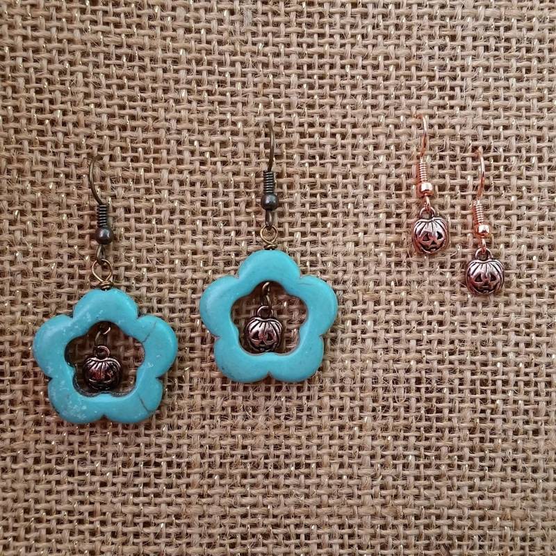 Kleine Kürbis Ohrringe Türkis & Kupfer Stein Blume Geformte Flache Creolen Mit Winzigen Antik Bronze Kürbissen Oder Kleine Kürbis Ohrringe Türkis & Kupfer Stein Blume Geformte Flache Creolen Mit Winzigen Antik Bronze Kürbissen Oder von StoneFoxArts